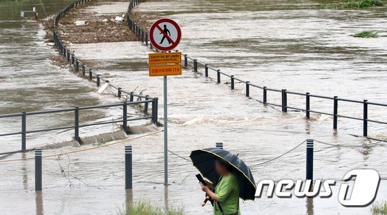 충청권에 폭우가 쏟아진 10일 대전 유성천의 하천보행도가 물에 잠겨 있다. 2022.8.10/뉴스1 © News1 김기태 기자
