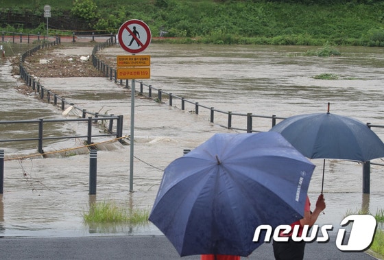 충청권에 폭우가 쏟아지며 대전 지역에도 비 피해가 속출하고 있는 가운데 10일 대전 유성천 하천보행도가 침수돼 있다. 2022.8.10/뉴스1 © News1 김기태 기자