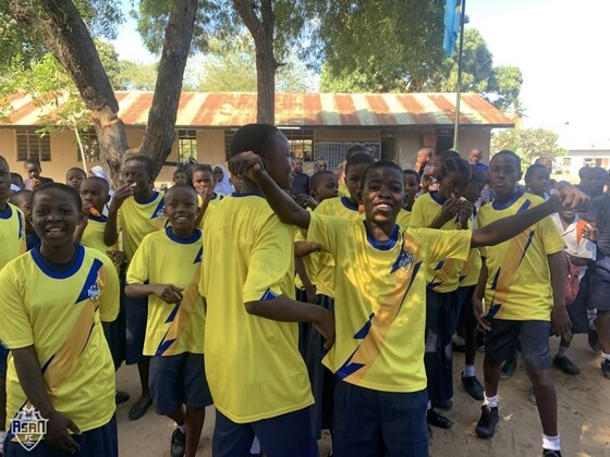 충남아산FC로부터 용품을 받은 탄자니아 유소년들.(충남아산FC 제공) © 뉴스1
