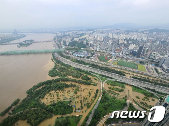 지난 10일 서울 한강이 전날 내린 폭우로 인해 흙탕물로 변해 있다. 2022.8.10/뉴스1 © News1 이성철 기자