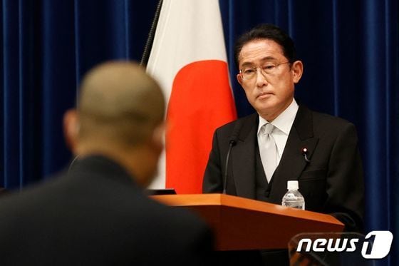 기시다 후미오 일본 총리가 10일 총리 관저에서 기자회견을 열고 취재진의 질문을 받고 있다. © AFP=뉴스1 © News1 강민경 기자