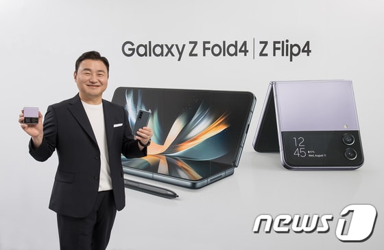 삼성전자가 10일(한국시간) '삼성 갤럭시 언팩 2022(Samsung Galaxy Unpacked 2022: Unfold Your World)'를 온라인을 통해 차세대 폴더블 스마트폰 '갤럭시 Z 플립4(Galaxy Z Flip4)'와 '갤럭시 Z 폴드4(Galaxy Z Fold4)'를 공개했다. 노태문 삼성전자 MX사업부장 사장이 차세대 폴더블 스마트폰 '갤럭시 Z 플립4(Galaxy Z Flip4)'와 '갤럭시 Z 폴드4(Galaxy Z Fold4)'를 소개하고 있다.(삼성전자 제공) 2022.8.10/뉴스1 © News1 민경석 기자