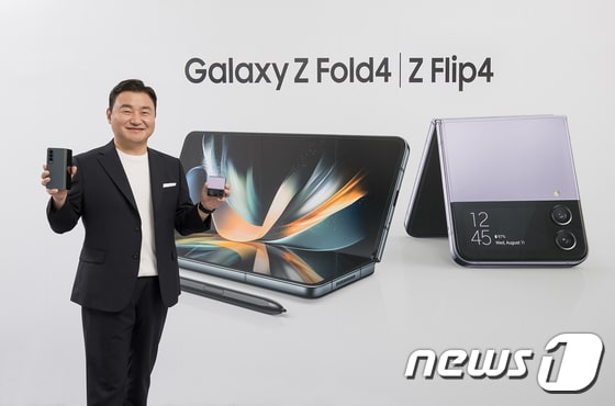 노태문 삼성전자 MX(모바일 경험)사업부장 사장이 차세대 폴더블 스마트폰 '갤럭시 Z 플립4(Galaxy Z Flip4)'와 '갤럭시 Z 폴드4(Galaxy Z Fold4)'를 소개하고 있다.(삼성전자 제공) 2022.8.10/뉴스1 © News1 민경석 기자