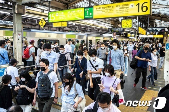 도쿄도의 한 기차역에서 이용객들이 이동하고 있는 모습. © AFP=뉴스1 © News1 강민경 기자
