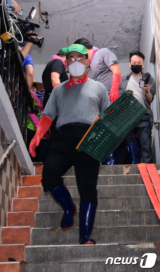 주호영 국민의힘 비상대책위원장이 11일 폭우 피해를 입은 서울 동작구 사당동의 한 빌딩 지하에서 수해 복구 자원봉사를 하고 있다. 2022.8.11/뉴스1 © News1 국회사진취재단