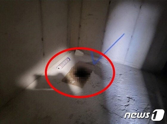 부산의 한 신축아파트 사전점검 당시 승강기 샤프트쪽에 발견된 인분. (온라인 커뮤니티 갈무리) © 뉴스1