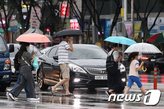 대구 수성구 달구벌대로에서 우산을 쓴 시민들이 발걸음을 재촉하고 있다. 2022.8.11/뉴스1 © News1 공정식 기자