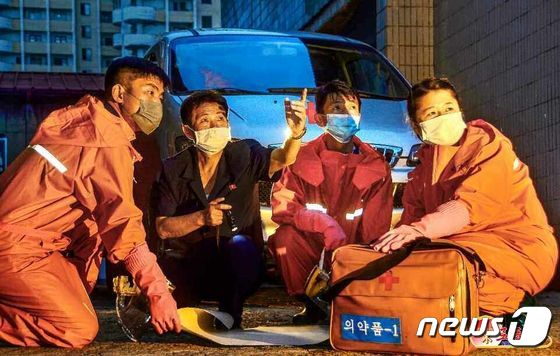 (평양 노동신문=뉴스1) = 북한 노동당 기관지 노동신문은 '신종 코로나바이러스 감염증(코로나19) 종식' 선언 이튿날인 12일 