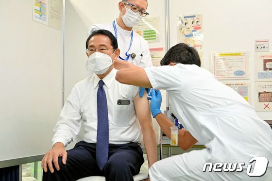 기시다 후미오 일본 총리가 지난해 8월12일 일본 도쿄에서 코로나19 백신 4차 접종을 받고 있다. 22.08.12 © AFP=뉴스1 © News1 김예슬 기자