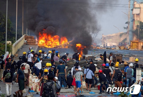 미얀마 반군부 세력의 저항. © 로이터=뉴스1 © News1 이서영 기자