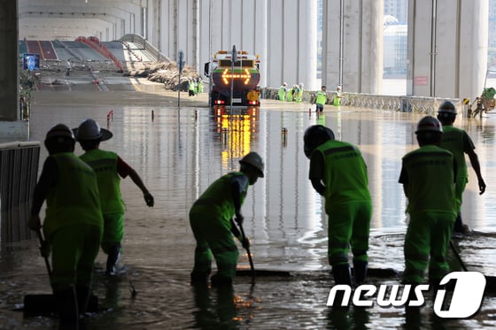 12일 오후 폭우로 인한 한강 수위 상승으로 닷새 동안 양방향이 통제된 서울 잠수교에서 관계자들이 통행 재개를 위한 복구 작업을 하고 있다. 2022.8.12/뉴스1 © News1 이광호 기자