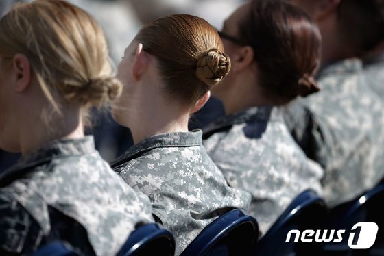 미국 여군들이 동일한 헤어스타일을 하고 의자에 앉아 있다. 2018.03.31 © AFP=뉴스1 © News1 정윤미 기자