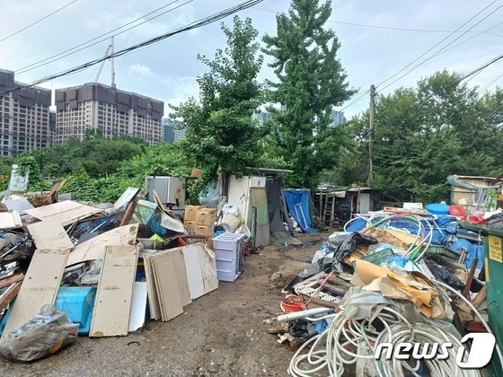 13일 폭우로 인해 침수 피해를 입은 서울 강남구 구룡마을 민가 주변으로 쓰레기더미들이 쌓여있다. 22.08.13/ 뉴스1 © 뉴스1 임세원 기자
