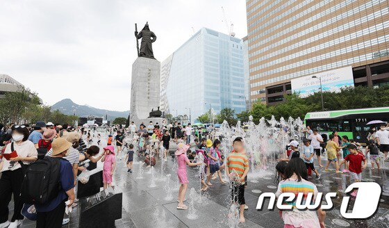 광복절 연휴인 14일 오후 서울 광화문광장을 찾은 어린이들이 물놀이를 하며 더위를 식히고 있다. 2022.8.14/뉴스1 © News1 박지혜 기자