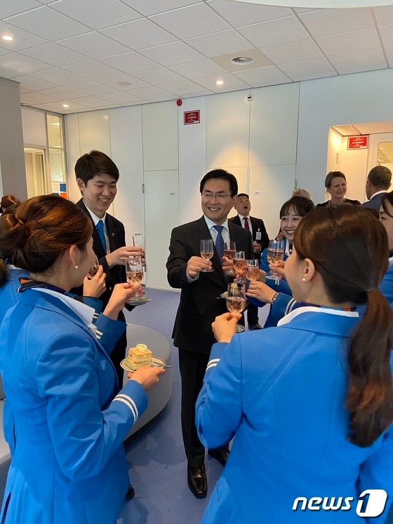 3년간의 기다림 끝에 전원 채용된 26명의 KLM 한국인 승무원들과 주 네덜란드 한국 대사관의 정연두 대사가 KLM 본사 환영식에 참석했다. © 차현정