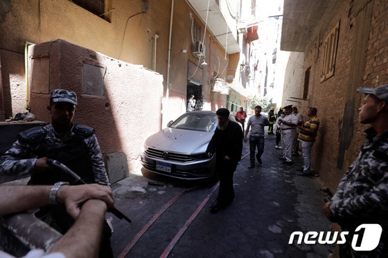 14일(현지시간) 이집트 수도 카이로 교외에 위치한 교회에서 화재가 발생해 41명이 숨졌다. © 로이터=뉴스1 © News1 정윤영 기자