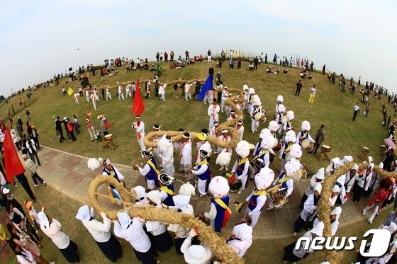 김제지평선축제가 9월29일부터 10월3일까지 벽골제 일원에서 진행된다. 사진은 시민이 남·여로 편을 나누어 두께 20㎝의 동아줄을 어깨에 메고 줄을 당기는 '입석줄다리기' 행사이다.
