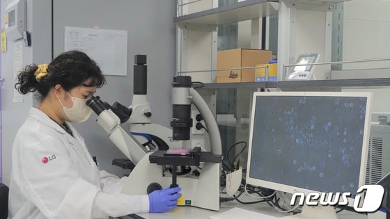 LG전자 품질경영센터 산하 물질분석공인랩이 최근 글로벌 시험ㆍ인증기관 TUV 라인란드(TÜV Rheinland)로부터 항바이러스 시험소 인증을 받았다. LG전자 연구원이 현미경을 이용해 항바이러스 성능을 평가하고 있다. (LG전자 제공)