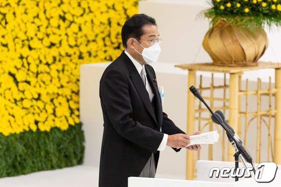 기시다 후미오 일본 총리가 15일 종전 기념일(제2차 세계대전 패전일)을 맞아 도쿄 부도칸에서  '전국전몰자 추도식'에 참석, 추도사를 하고 있다. © AFP=뉴스1