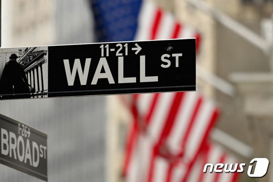 미국 뉴욕 증권거래소가 위치한 미국 금융 중심지 월가의 모습 © AFP=뉴스1 © News1 정윤미 기자