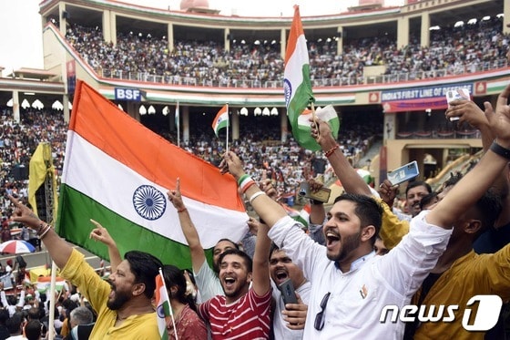 제75회 인도 독립기념일 기념식에 참석한 시민들이 국기를 흔들며 만세를 부르고 있다. AFP=뉴스1 © News1 손승환 기자