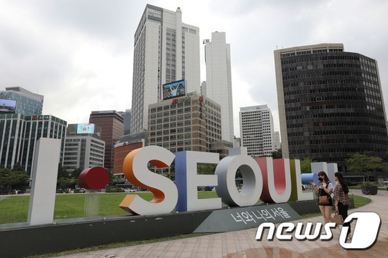 서울광장에 설치된 '아이 서울 유' 조형물 모습. /뉴스1 © News1 이광호 기자