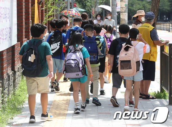 초등학교 개학이 시작된 17일 오후 서울 시내의 한 초등학교에서 개학을 맞은 학생들이 수업을 마치고 하교하고 있다. 2022.8.17/뉴스1 © News1 송원영 기자