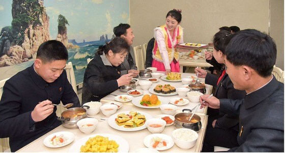 민족전통 음식을 장려하는 북한.(조선의오늘 갈무리)© News1  