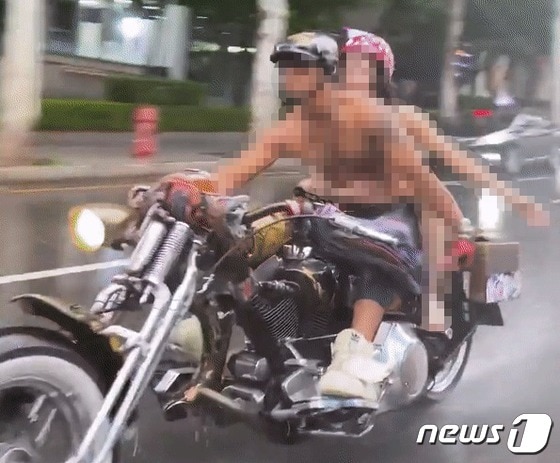 서울 강남 일대에서 신체를 노출한 채 라이딩을 즐긴 유튜버 남성과 A씨. (인스타그램 갈무리) © 뉴스1