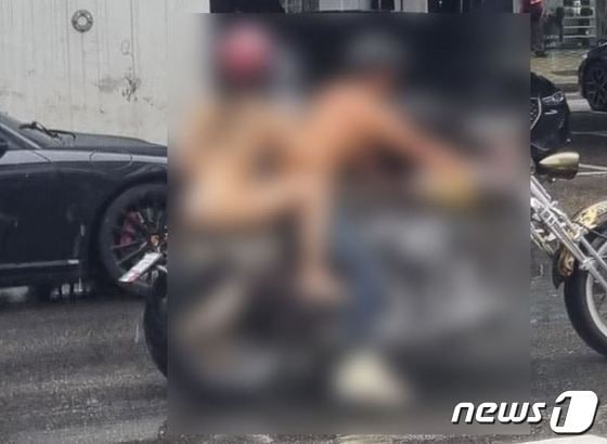 서울 강남 한복판에서 비키니 차림으로 오토바이를 탄 여성과 이를 운전한 남성에 대해 경찰이 정식 수사를 시작했다.(온라인 커뮤니티 갈무리) ⓒ뉴스1