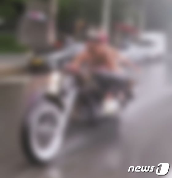 서울 강남 한복판에서 비키니 차림으로 오토바이를 탄 여성과 이를 운전한 남성에 대해 경찰이 정식 수사를 시작했다.(유튜브 갈무리)© 뉴스1