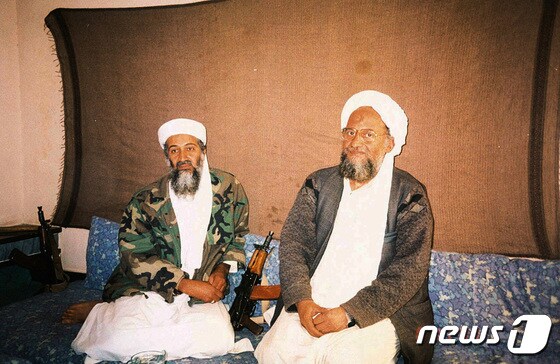 오사마 빈 라덴(왼)이 파키스탄 언론과 인터뷰하는 동안 알카에다와 연계된 이집트인인 아이만 알 자와히리(오)와 함께 앉아있다. 2001.11.10. © 로이터=뉴스1 © News1 박기현 기자