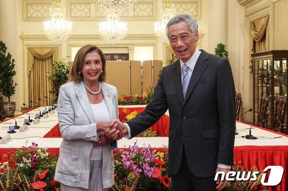 낸시 펠로시 미국 하원의장이 1일 아시아 순방 중 싱가포르 리셴룽 총리와 만나고 있다. © AFP=뉴스1 © News1 우동명