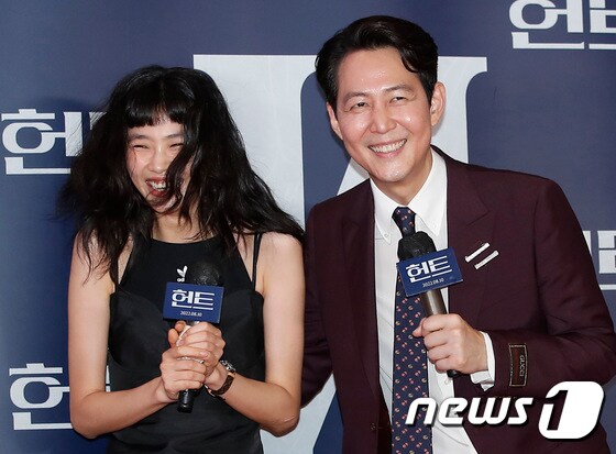 모델 정호연(왼쪽)이 2일 오후 서울 강남구 메가박스 코엑스점에서 열린 영화 '헌트(HUNT)' VIP 시사회에 '오징어게임'에서 함께 열연을 펼친 이정재를 응원하고 있다. © News1 권현진 기자