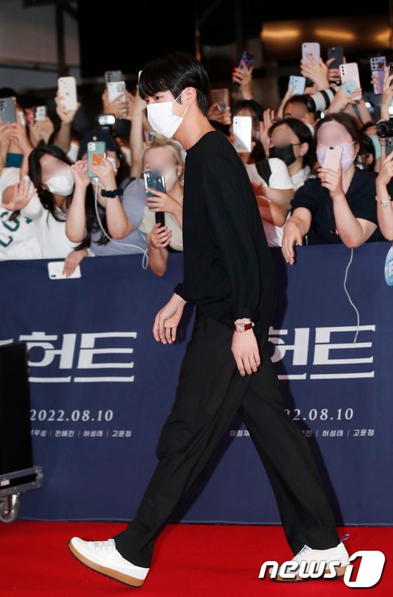 방탄소년단(BTS) 진이 2일 오후 서울 강남구 메가박스 코엑스점에서 열린 영화 '헌트(HUNT)' VIP 시사회에 참석하고 있다. © News1 권현진 기자