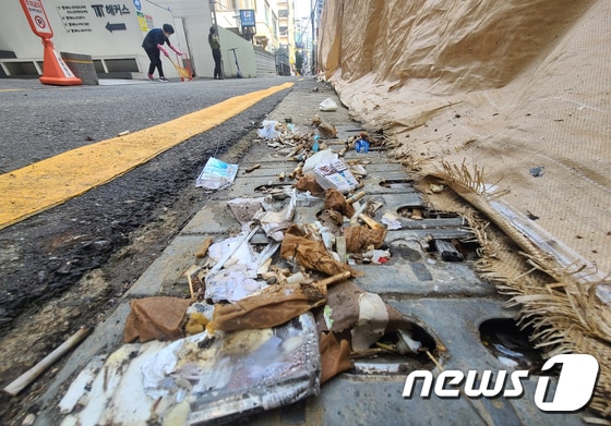 서울 강남역 인근 빗물받이(배수구)가 담배꽁초와 각종 쓰레기로 가득 차 있는 모습. 2022.8.21/뉴스1 © News1 이성철 기자
