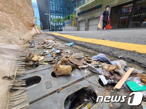 서울 강남역 인근 빗물받이(배수구)가 담배꽁초와 각종 쓰레기로 가득 차 있는 모습.2022.8.21/뉴스1 © News1 이성철 기자
