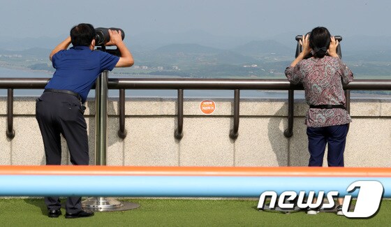 경기 파주시 오두산 통일전망대를 찾은 시민들이 망원경으로 북한 황해북도 개풍군 마을을 바라보고 있다. 2022.8.21/뉴스1 © News1 이동해 기자
