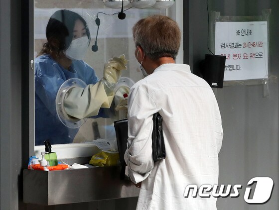 서울 용산구보건소 신종 코로나바이러스 감염증(코로나19) 선별진료소에서 시민이 PCR검사를 받고 있다.  © News1 박세연 기자