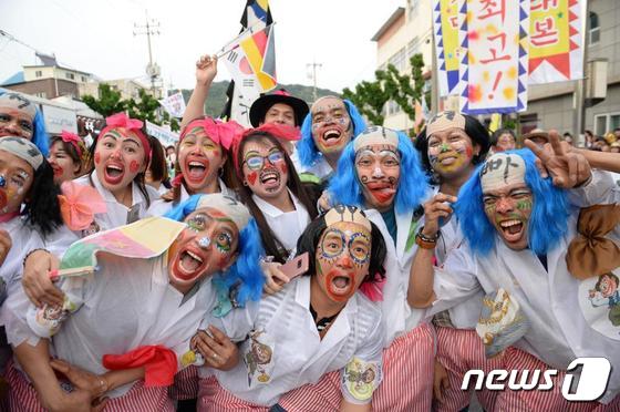 22일 충북 음성군은 올해 음성품바축제를 오는 9월21일부터 5일간 설성공원 일원에서 연다고 밝혔다. 사진은 길놀이 퍼레이드.(음성군 제공)/뉴스1