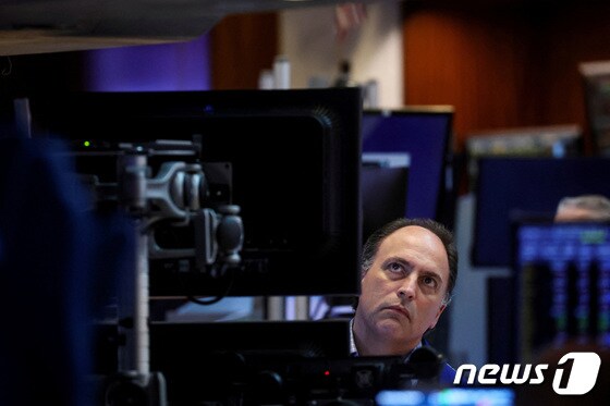 NYSE 한 트레이더가 주가 급락에 심각한 표정을 짓고 있다. © 로이터=뉴스1
