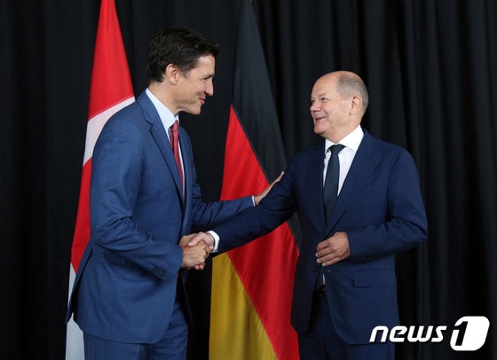 올라프 숄츠 독일 총리가 지난해 8월22일(현지시간) 에너지 공급망을 찾기 위해 캐나다를 방문해 몬트리올에서 저스틴 트뤼도 총리와 만나 악수를 하고 있다. © AFP=뉴스1 © News1 우동명 기자