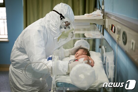 2020년 3월6일 중국 우한의 한 병원에서 의료진이 신종 코로나바이러스 감염증(코로나19)에 감염된 아기를 돌보고 있다. © 로이터=뉴스1 © News1 이유진 기자