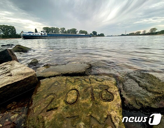 가뭄으로 독일 라인강에 있는 헝거 스톤이 드러났다. 헝거 스톤은 수위가 낮아졌음을 알 수 있도록 관련 내용을 새긴 돌로 '배고픔의 돌' 또는 '슬픔의 돌'이라고 불린다. © 로이터=뉴스1 © News1 박형기 기자