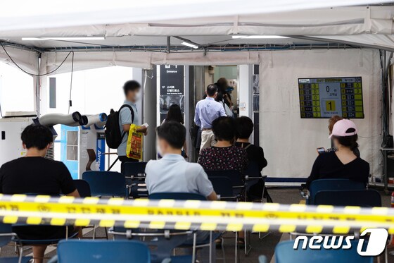 지난 24일 오전 서울 강남구보건소에 마련된 선별진료소를 찾은 시민들이 검사 순서를 기다리고 있다. 2022.8.24/뉴스1 © News1 이재명 기자
