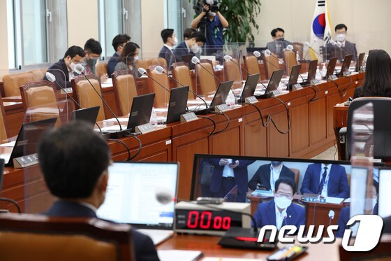 24일 오후 서울 여의도 국회에서 열린 기획재정위원회 전체회의에서 더불어민주당 의원들이 불참해 자리가 비어있다.  (공동취재) 2022.8.24/뉴스1 © News1 유승관 기자