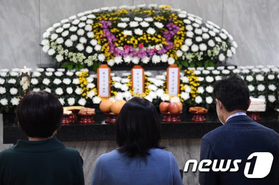 24일 오후 경기 수원시 권선구 수원중앙병원 장례식장에 마련된 수원 세 모녀의 빈소에서 시민들이 분향을 하고 있다. (공동취재) 2022.8.24/뉴스1 © News1 김영운 기자