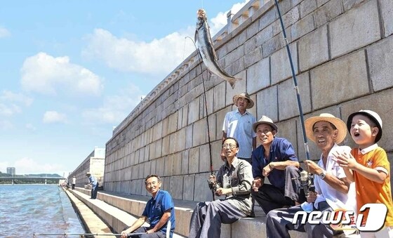 (평양 노동신문=뉴스1) = 북한 노동당 기관지 노동신문은 25일 '문화정서생활'을 부각했다. 신문은 대동강변에서 낚시를 즐기는 이들의 사진과 함께 