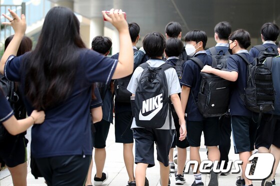서울의 한 중학교에서 학생들이 등교하고 있는 모습. /뉴스1 © News1 이광호 기자