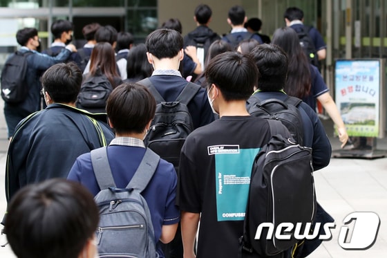 한 중학교에서 학생들이 등교하고 있다. /뉴스1 © News1 이광호 기자